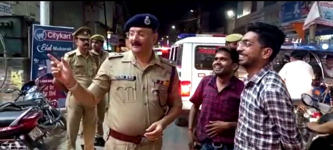 आम से खास का संवाद ही आम को संबल प्रदान करता है, शहर की सड़कों पर रोजाना देखिये एक खास अधिकारी का एक आम आदमी से संवाद